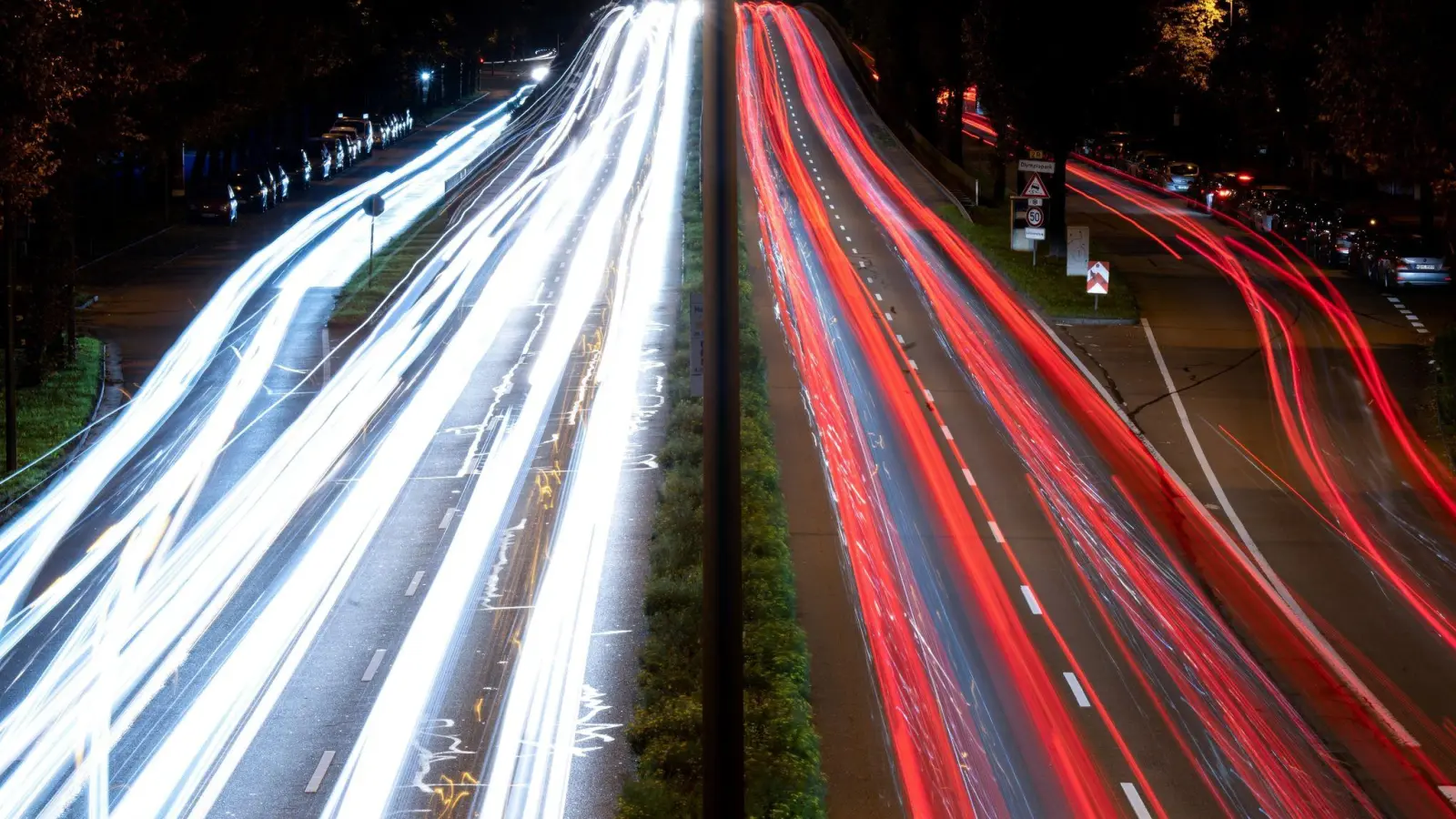 Autos bewegen sich am frühen Morgen im Berufsverkehr. (Foto: Sven Hoppe/dpa/Symbolbild)