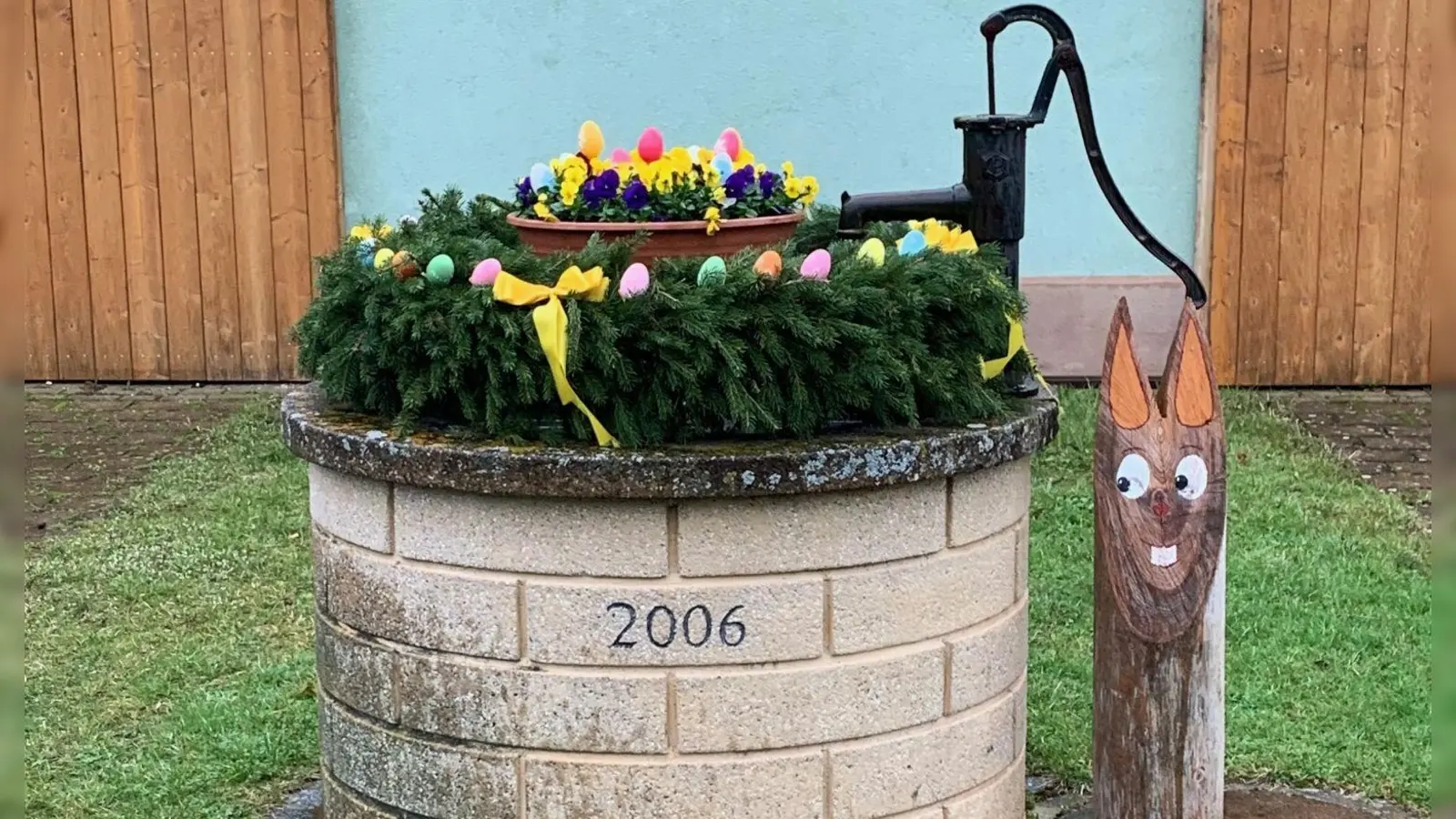 Klein, aber fein: Diesen Osterbrunnen am Gemeinschaftshaus in der Ortsmitte von Malmersdorf (Gemeinde Lichtenau) haben einige Einwohnerinnen gemeinsam gestaltet. Die Frauen engagieren sich regelmäßig für ein ansehnliches Erscheinungsbild ihres Dorfes und sorgen zu bestimmten Anlässen für besondere Hingucker. (Foto: Simone Rasch)