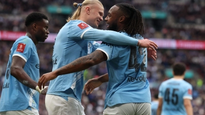 Antoine Semenyo von Manchester City (r) feiert mit Vorlagengeber Erling Haaland von Manchester City nach dem Siegtor. (Foto: Richard Pelham/AP/dpa)