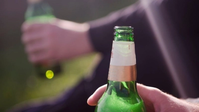Laut Deutscher Hauptstelle für Suchtfragen sind alleine rund acht Millionen Angehörige von Alkoholkonsum und Suchtverhalten eines Verwandten mitbetroffen. (Foto: Finn Winkler/dpa)