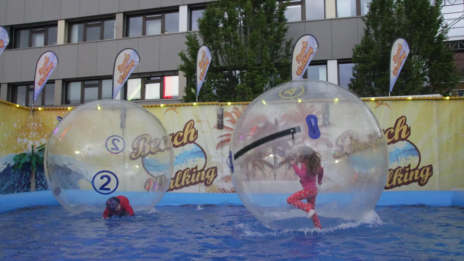 Ob in der Riesenschaukel, im Zelt oder am Schießstand: Beim Frühlingsfest in Ansbach ist für alle etwas geboten. (Foto: Robert Maurer)