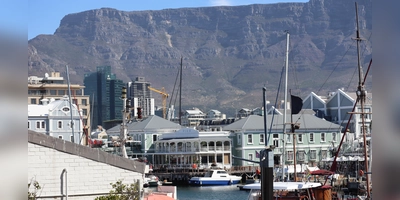 Los geht es in Kapstadt. Der Tafelberg zeigt sich von unten und von oben im besten Licht. Die meiste Zeit des Jahres ist er von einer weißen Wolke umhüllt, dem Tischtuch des Teufels. Die FLZ-Reisegruppe hat also richtiges Wetterglück. (Foto: Gudrun Bayer)