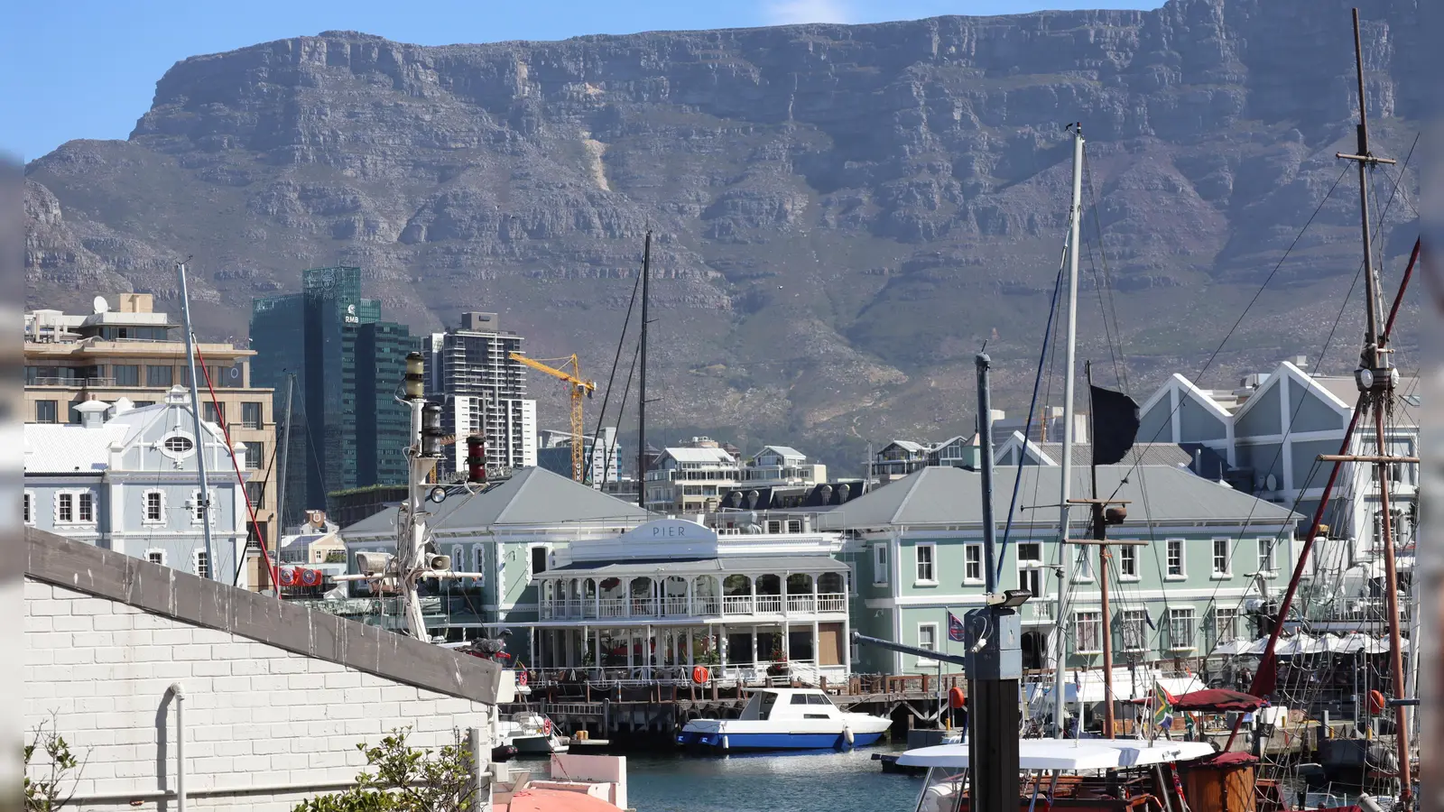 Los geht es in Kapstadt. Der Tafelberg zeigt sich von unten und von oben im besten Licht. Die meiste Zeit des Jahres ist er von einer weißen Wolke umhüllt, dem Tischtuch des Teufels. Die FLZ-Reisegruppe hat also richtiges Wetterglück. (Foto: Gudrun Bayer)