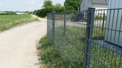 Für den Vollausbau des Gollachweges zwischen der Kita Am Obstgarten (rechts der Zaun) und dem Netto-Markt (ganz hinten links), würden rund 680.000 Euro an Erschließungskosten anfallen. Der Finanzausschuss sprach sich gegen den Bau aus. (Foto: Sylvia Fehlinger)