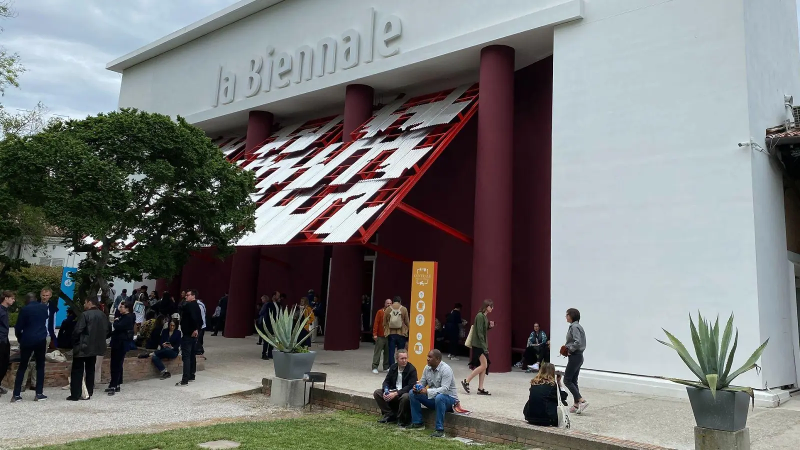 Wenige Tage vor Beginn hat die Kunstbiennale in Venedig keine Jury mehr. (Archivbild) (Foto: Robert Messer/dpa)