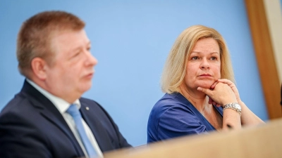Bundesinnenministerin Faeser und Verfassungsschutz-Präsident Haldenwang (Foto: Kay Nietfeld/dpa)