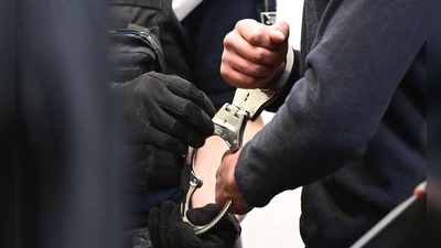 Die Angeklagten wollen sich erst später zu den Vorwürfen äußern. (Foto: Bernd Weißbrod/dpa)