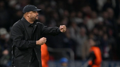 Vincent Kompany ballt die Fäuste: Gibt es in Berlin den zehnten Sieg? (Foto: Federico Gambarini/dpa)