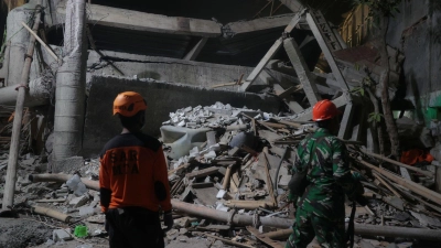 Dutzende Menschen werden noch unter den Trümmern vermisst. (Foto: Trisnadi/AP/dpa)