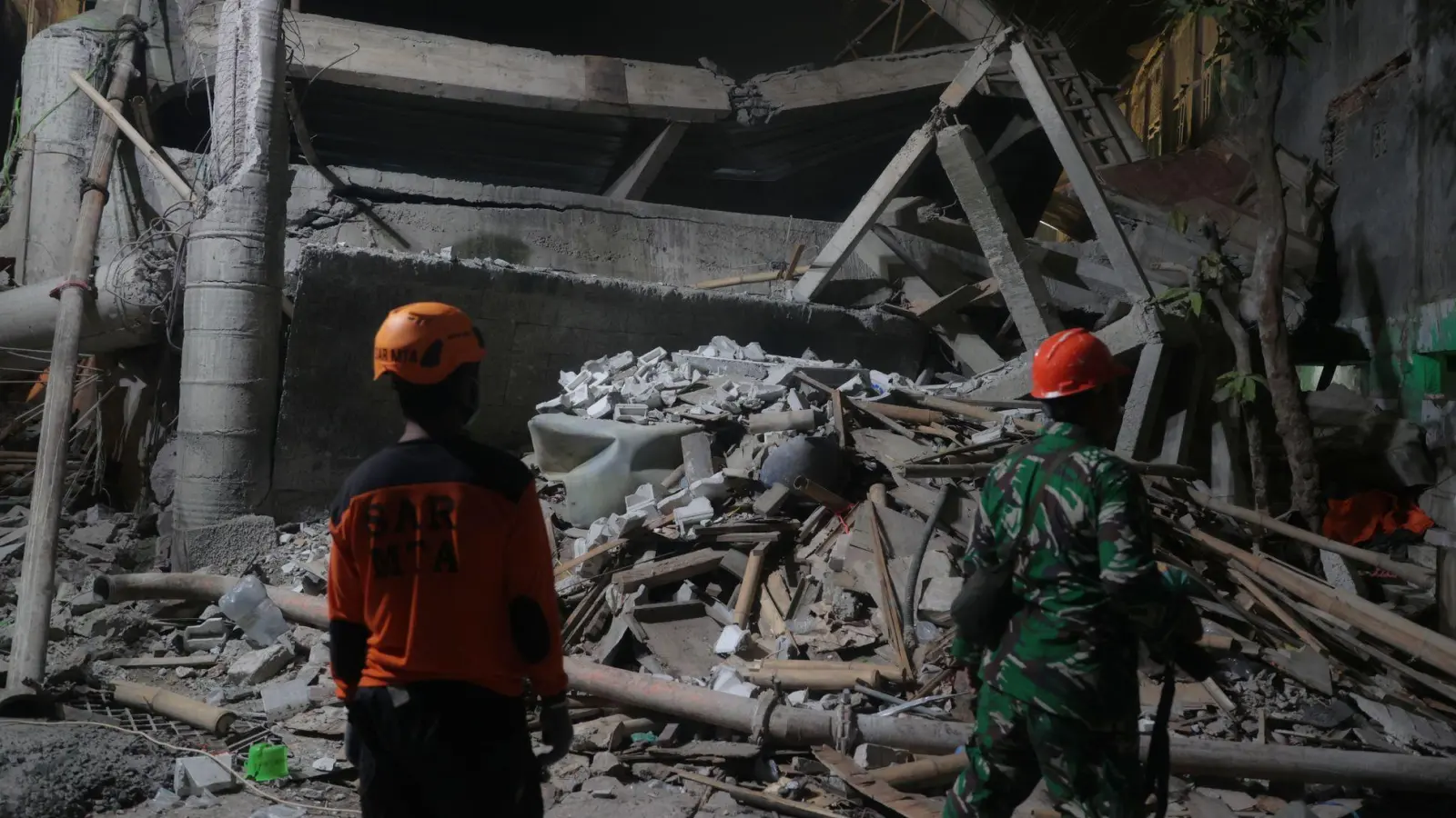 Dutzende Menschen werden noch unter den Trümmern vermisst. (Foto: Trisnadi/AP/dpa)