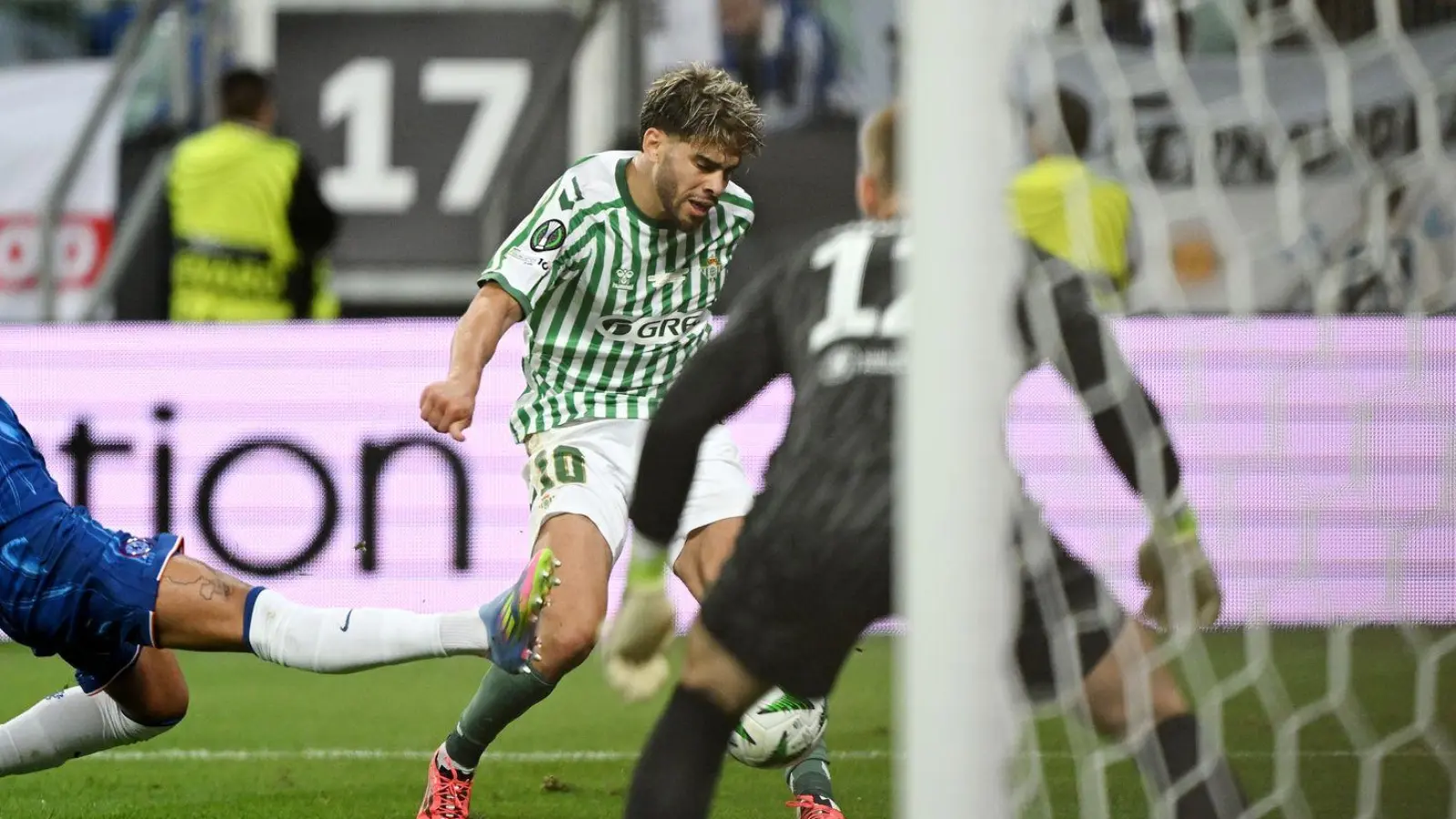 Abdessamad Ezzalzouli (M) erzielte für Betis Sevilla das 1:0 im Conference-League-Finale (Foto: Rafal Oleksiewicz/PA Wire/dpa)