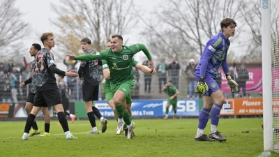 Da ist das Siegtor: Jonas Sauerstein jubelt, Bayern-Keeper Max Schmitt ist geschlagen. (Foto: Martin Rügner)