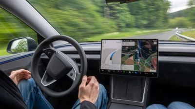 Es ist in Europa das erste Shuttle-Projekt, bei dem Teslas mit der Software „Full Self-Driving (Überwacht)“ fahren (Archivbild) (Foto: Harald Tittel/dpa)