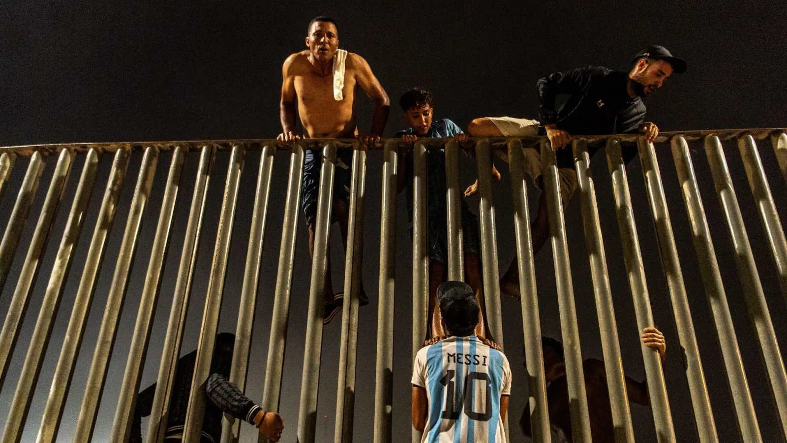 In den spanischen Norafrika-Exklaven Ceuta und Melilla haben Hunderte Menschen die Grenze überwunden. (Foto: Antonio Sempere/AP/dpa)