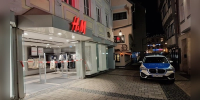 Im Herzen der Ansbacher Innenstadt liegt diese überfallene Niederlassung der Bekleidungskette H&amp;M.  (Foto: Andrea Walke)