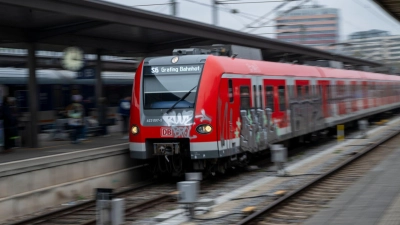 Die S5 fährt bis Oktober nur bis Aying - und endet in den Nächten manchmal sogar schon am Ostbahnhof. (Archivbild) (Foto: Peter Kneffel/dpa)