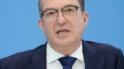 Bundesinnenminister Alexander Dobrindt hatte bereits vor einem Monat bei der Innenministerkonferenz in Hamburg von einer „hohen Bedrohungslage“ gesprochen. (Archivbild) (Foto: Kay Nietfeld/dpa)