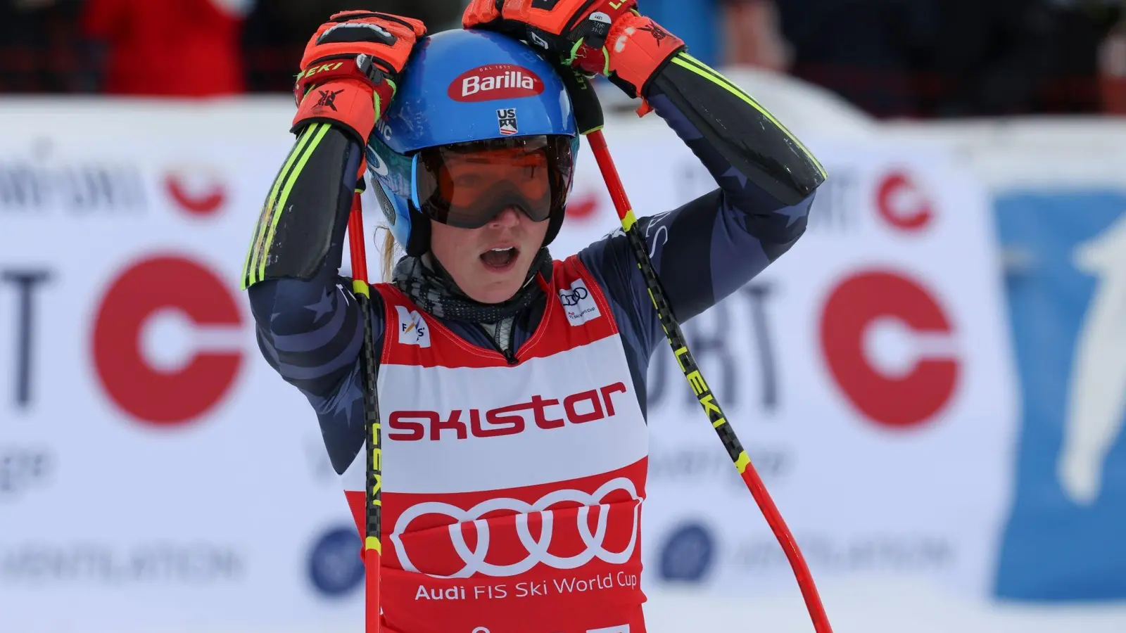 Geschafft: Mikaela Shiffrin feiert ihren 86. Weltcup-Sieg. (Foto: Alessandro Trovati/AP/dpa)