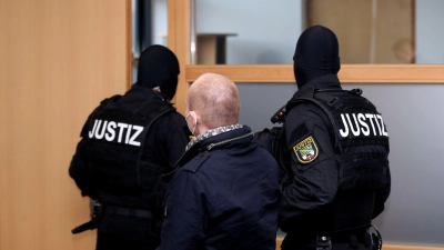 Der Angeklagte Stephan Balliet (l) wird aus dem Gerichtssaal geführt. (Foto: Ronny Hartmann/AFP/POOL/dpa)
