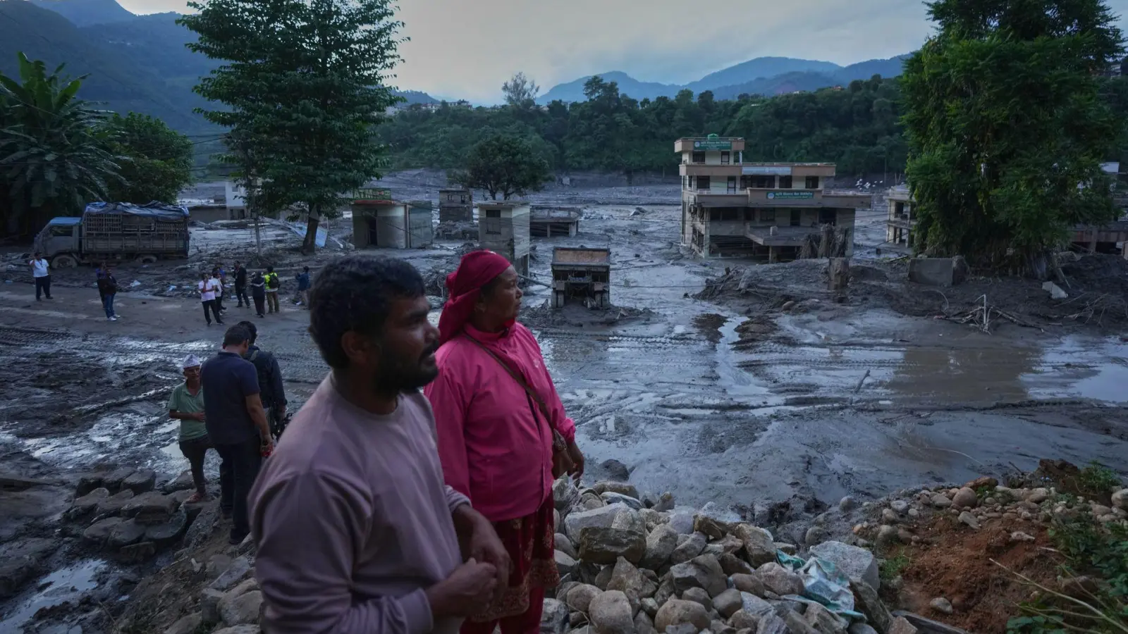 Die Sturzflut hat entlang eines Flusslaufs schwere Schäden angerichtet.  (Foto: Rajesh Kumar Singh/AP/dpa)