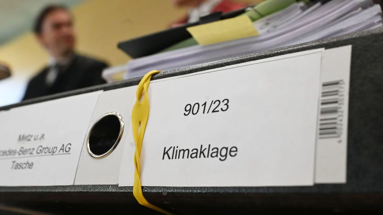 Die Umwelthilfe will mit der Klage erzwingen, dass bald keine Neuwagen mit Verbrennungsmotor mehr verkauft werden dürfen. (Archivbild)  (Foto: Uli Deck/dpa)