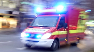 Der Rettungsdienst brachte den 26-Jährigen in eine Klinik. (Symbolbild) (Foto: Katharina Redanz/dpa)
