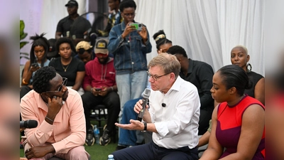 Außenminister Johann Wadephul (CDU) trifft sich in der nigerianischen Wirtschaftsmetropole Lagos mit jungen Influencerinnen und Influencern.  (Foto: Soeren Stache/dpa)