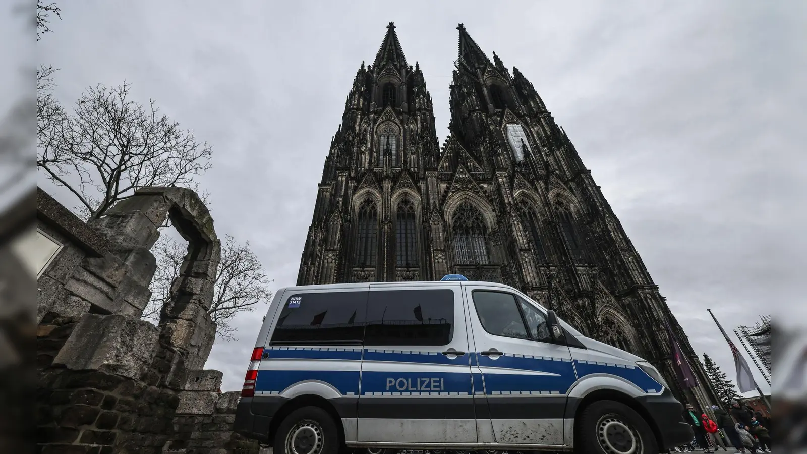 Seit dem Terroralarm im Dezember werden die Sicherheitsvorkehrungen in und um den Kölner Dom weiter aufrecht erhalten. (Foto: Oliver Berg/dpa)