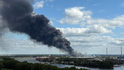 Im Hamburger Hafen ist ein Feuer ausgebrochen.  (Foto: Daniel Bockwoldt/dpa)
