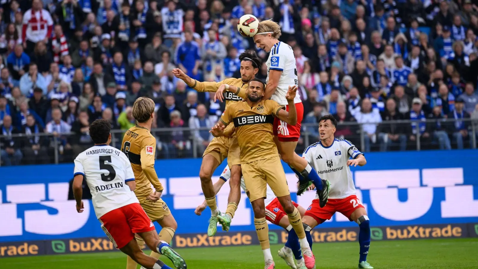Hamburgs Sebastiaan Bornauw köpft den Ball auf das Tor. (Foto: Gregor Fischer/dpa)