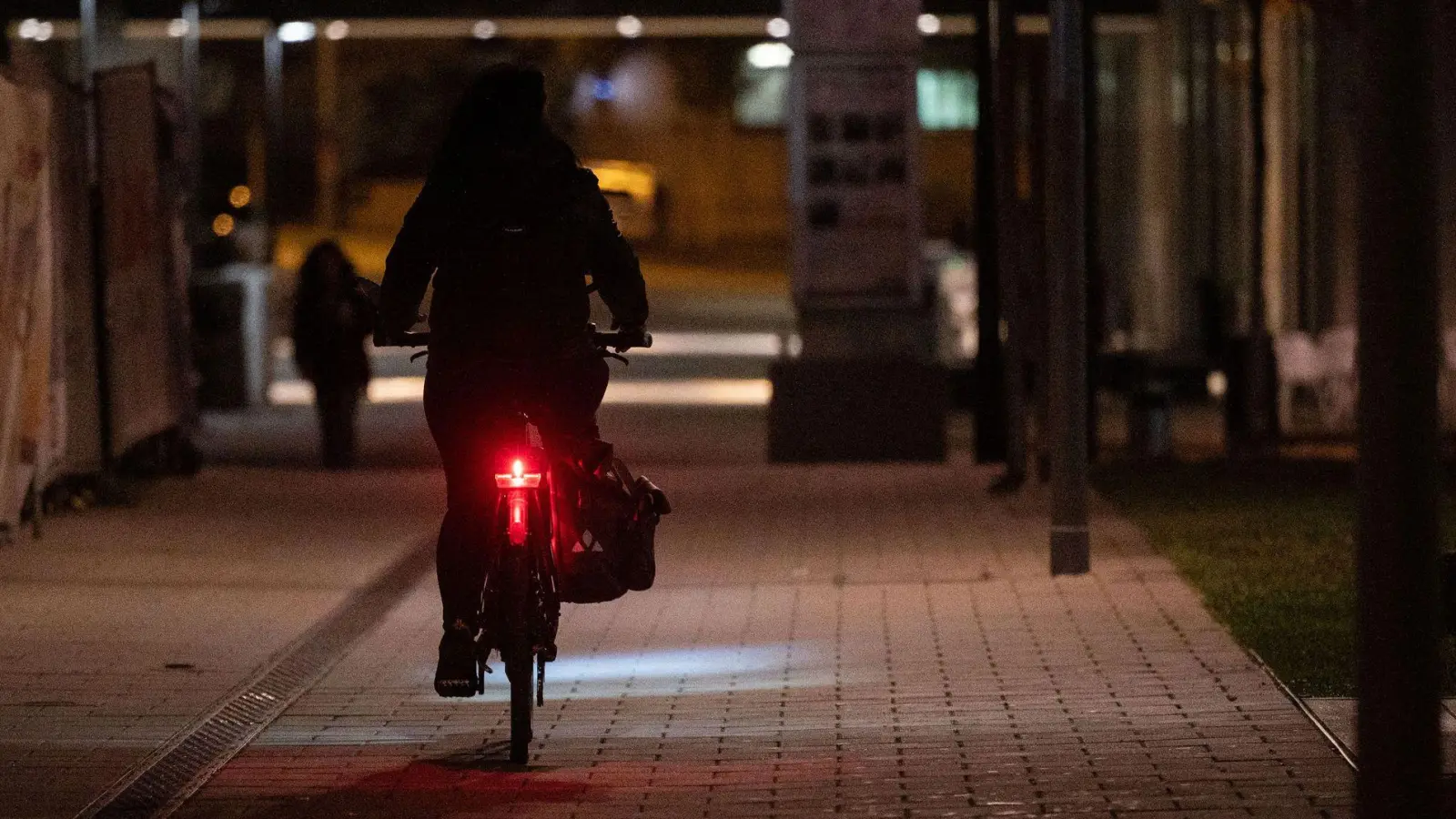 Am späten Sonntagabend war eine Radlerin in Dinkelsbühl ohne Licht unterwegs. Das war nicht das Einzige, was die Polizei bei einer Kontrolle beanstandete. (Symbolbild: Marijan Murat/dpa)