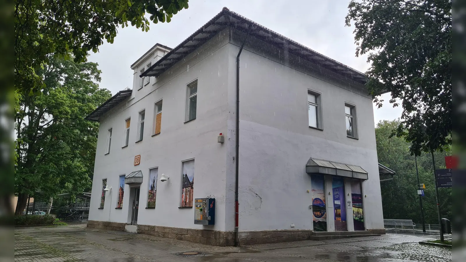 Im Erdgeschoss des Bahnhofsgebäudes soll ein Inklusionscafé entstehen. Bis zum Start der Landesgartenschau in 2027 soll es fertig sein. (Foto: Anna Franck)