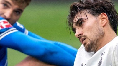 Enttäuschte Gesichter nach einem 2:2 im Borussia-Park. (Foto: David Inderlied/dpa)