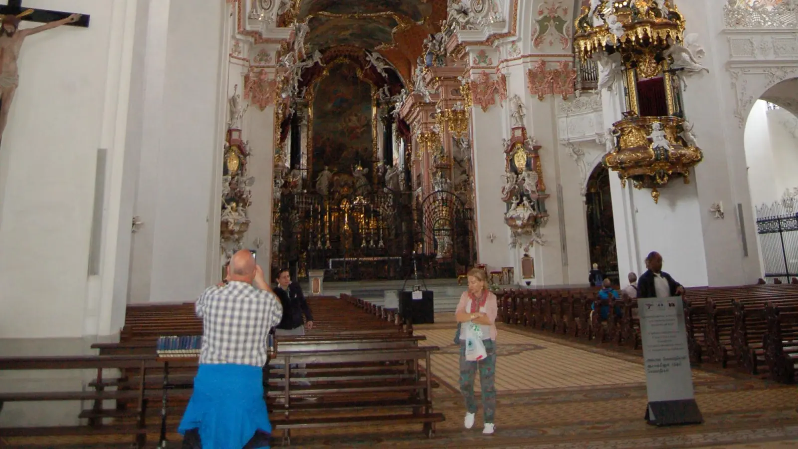 Dabei wird auch das Innere der Stiftskirche besichtigt. (Foto: Christa Frühwald)