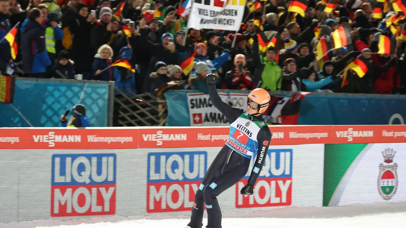 Karl Geiger landete beim Tournee-Auftakt auf dem vierten Platz. (Foto: Daniel Karmann/dpa)