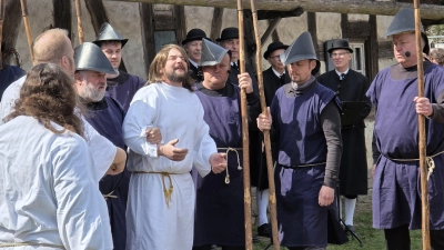 Auch die Verhaftung Jesu war bei der Aufführung im Freilandmuseum zu beobachten.  (Foto: Hans-Bernd Glanz)