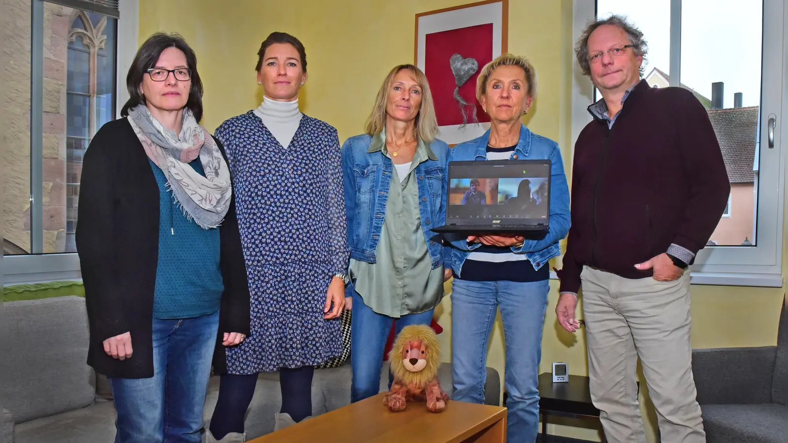 Das Team der Herrieder Praxis für Kinder- und Jugendpsychiatrie, bestehend aus unter anderem (von links) Alexandra Haukenfers, Anja Strohal, Micha Grüner, Claudia Braun und Jörg Mangold, hofft, dass sich doch noch jemand findet, der die Praxis übernimmt. Zum Team gehören auch Max König und Dr. Helen Sommerer, die online zugeschaltet auf dem Bildschirm sind.  (Foto: Sarina Schwinn)