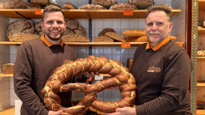Nachfolge in der Familie: Hermann Beck (rechts) hat sein Lebenswerk in vertraute Hände abgegeben. Sein jüngster Sohn Andreas leitet jetzt die Geschicke der Bäckerei. (Foto: Anica Krauß)