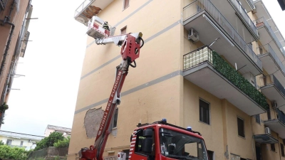 Von einem Hubwagen aus inspiziert ein Feuerwehrmann Schäden an einem Gebäude in Pozzuoli. (Foto: Napolipress/IPA via ZUMA Press/dpa)