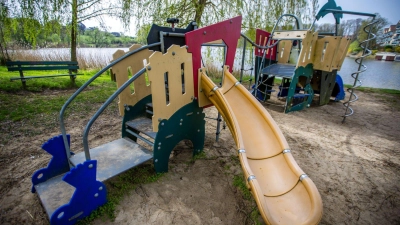 In Mecklenburg-Vorpommern haben Kinder nach einer neuen Studie den weitesten Weg zu einem Spielplatz. (Archivbild) (Foto: Jens Büttner/dpa)