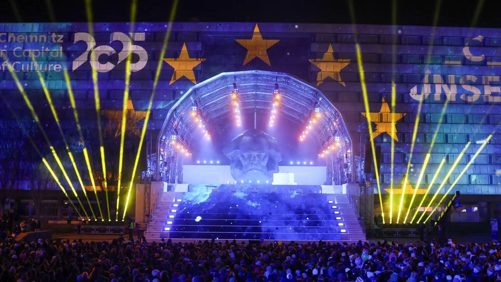 Mit einer großen Show am Karl-Marx-Monument war im Januar das Jahr als Kulturhauptstadt Europas 2025 eröffnet worden (Archivbild) (Foto: Jan Woitas/dpa)