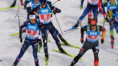 David Zobel (1.v.r) wurde mit der deutschen Biathlon-Staffel Dritter in Hochfilzen. (Foto: Matthias Schrader/AP/dpa)