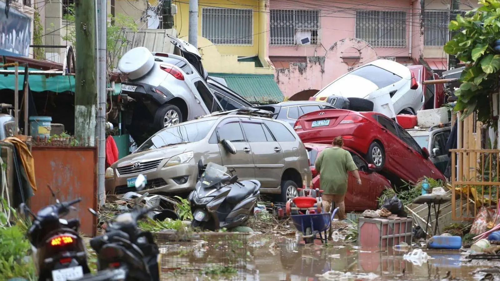 Nach Überschwemmungen durch den Taifun „Kalmaegi“ auf den Philippinen türmen sich Autos. (Foto: Jacqueline Hernandez/AP/dpa)
