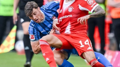 Wiedersehen im Testspiel: Heidenheims Luca Kerber (l) und Luis Díaz vom FC Bayern. (Archivbild) (Foto: Harry Langer/dpa)
