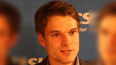 Der junge CSU-Kandidat Theodor Schell holt sich die Mehrheit gegen seinen erfahrenen Konkurrenten Klaus Luckert. (Foto: Andreas Reum)