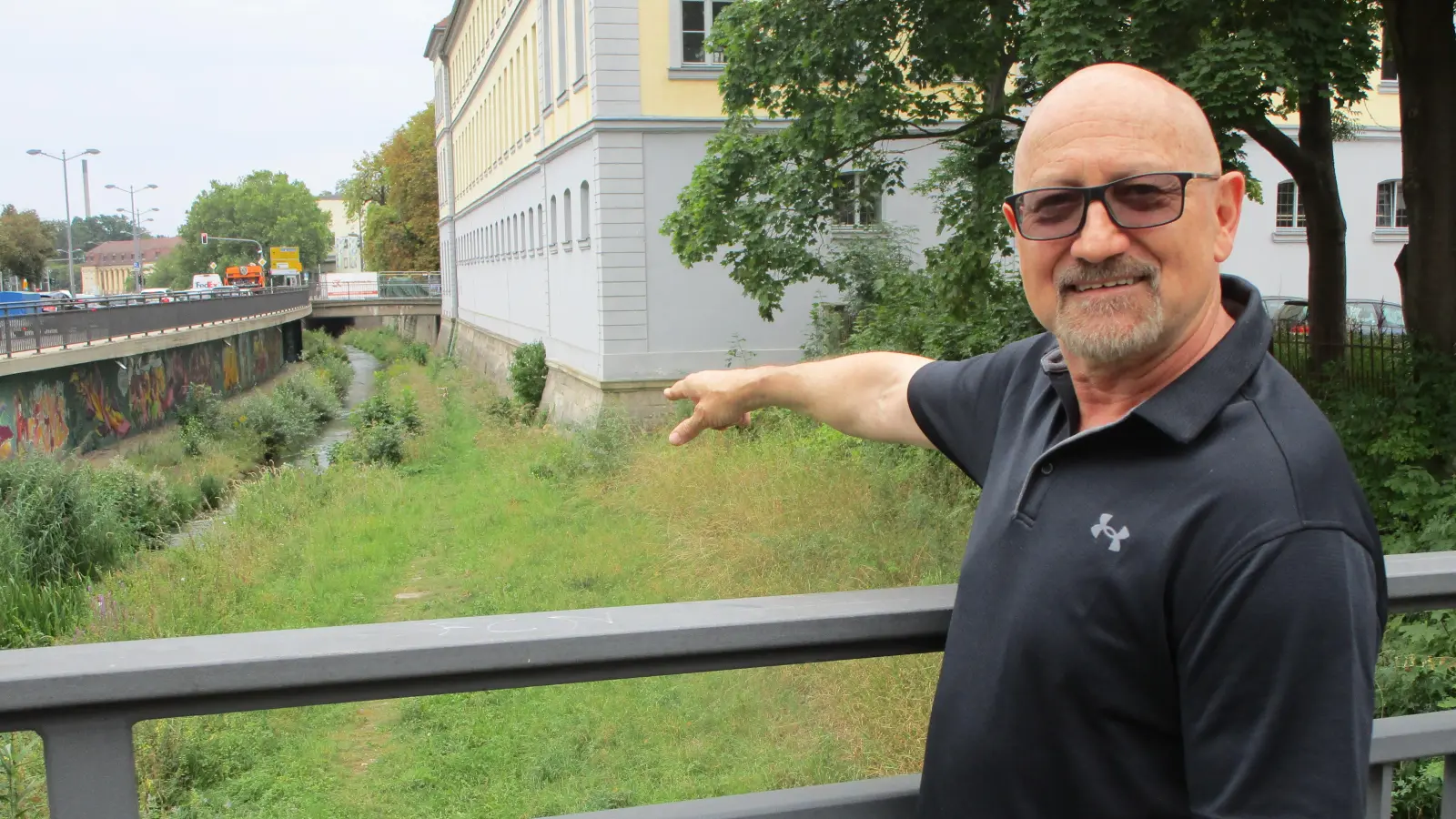 „Dort an der Ecke des Schlosses ist es passiert.“ Auch mehr als 50 Jahre später erinnert sich Raymond Grauf an den Vorfall an der Rezat. (Foto: Sebastian Haberl)