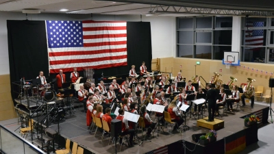 Beim amerikanischen Frühjahrskonzert des 1. Europa-Musikzugs Dietenhofen unter der Leitung von Andreas Doßler hatten alle Titel einen Bezug zum „Land der unbegrenzten Möglichkeiten“. (Foto: Yvonne Neckermann)