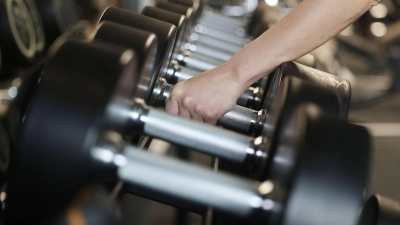 Weil sie in einem Frauenfitnessstudio nicht trainieren durfte, klagt eine Transfrau auf Schadensersatz. (Foto: Oliver Berg/dpa)