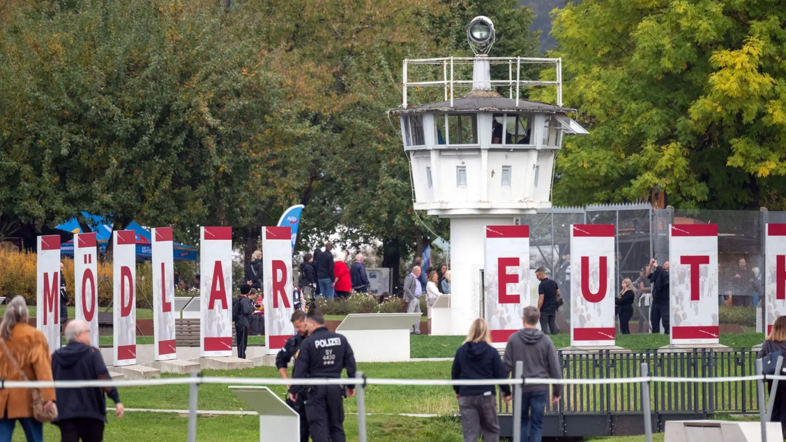 Das Museum bietet Vorträge, Filmvorführungen und kostenlose Kurzführungen auf dem Außengelände und am Grenzturm Heinersgrün.  (Foto: Pia Bayer/dpa)