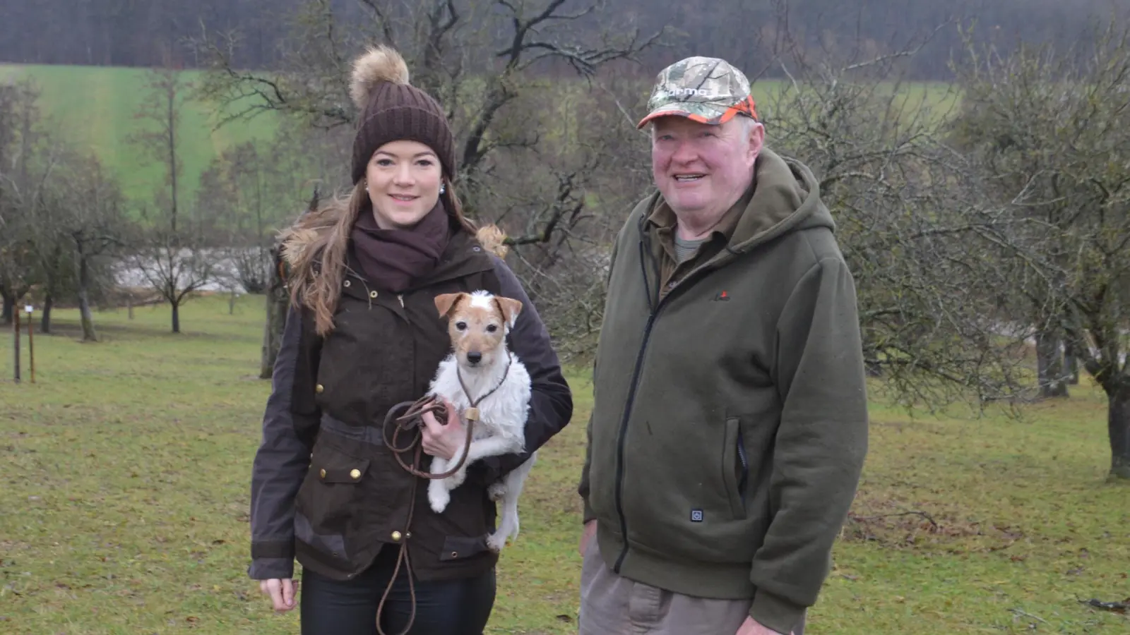 Mit Julia Maier führt bereits die vierte Generation die 100-jährige Kontinuität in der Altentrüdinger Jagd weiter. Heinz Maier hat derzeit mit einem Partner das im Hintergrund liegende Jagdrevier am „Eisler“ gepachtet. (Foto: Peter Tippl)